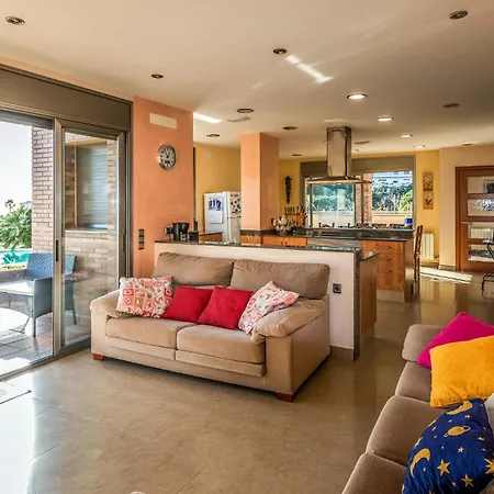 5 Bedroom Lovely In 度假居