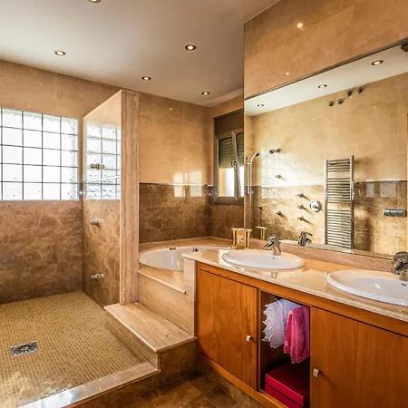 5 Bedroom Lovely In